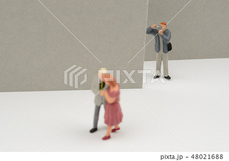 写真を撮る人物と男女 48021688