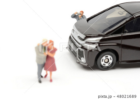 写真を撮る人物と男女 48021689