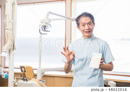 電卓を持つ歯医者さん 48022018