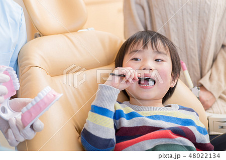 歯磨き指導を受ける子供 48022134