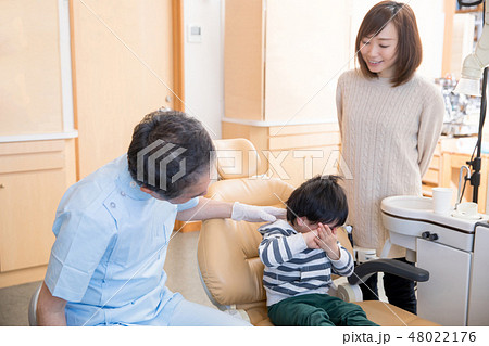 歯医者が嫌いな子供 48022176
