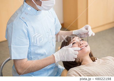 歯医者に来た女性 48022198