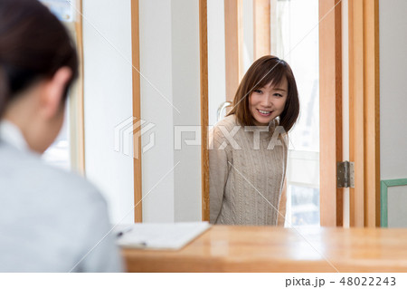 ドアから入ってくる女性 48022243