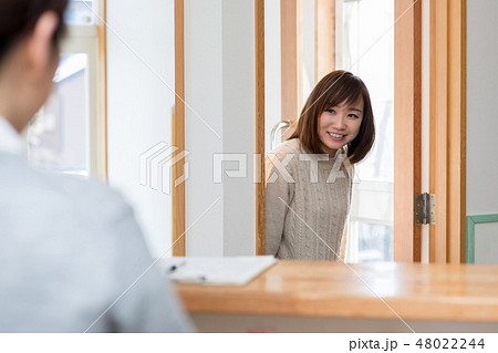 ドアから入ってくる女性 48022244