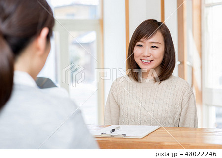 受付で話を聞く女性 48022246