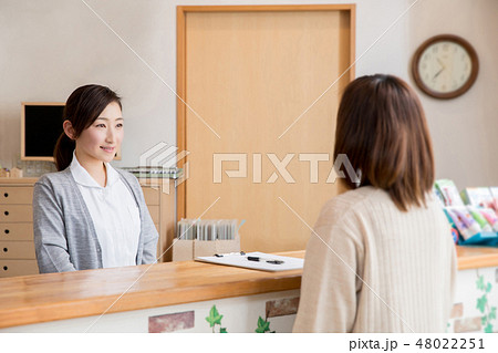 受付で話をする女性 48022251