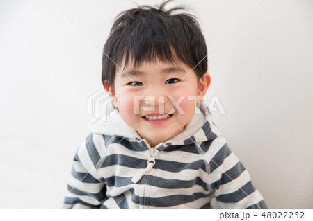 男の子の笑顔 48022252
