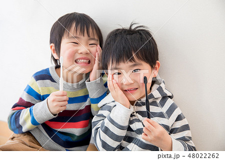 歯を抑える兄弟 歯を抑える兄弟 48022262
