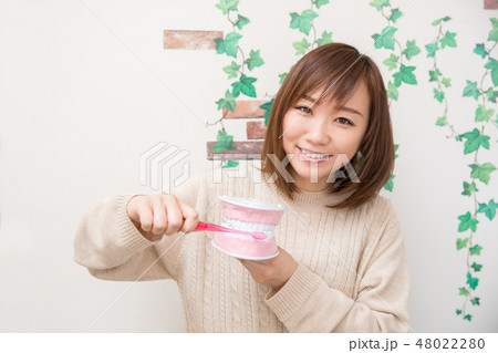 歯型模型を磨く女性 48022280