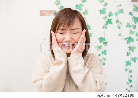 歯が痛い女性 48022299