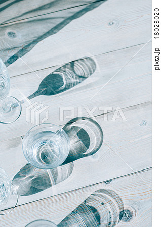 水の入ったグラスの物撮り 48023020