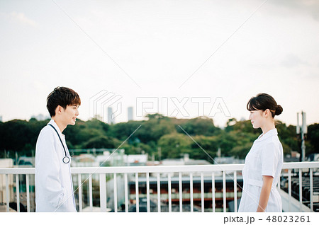 屋上に立つ白衣を着た男女 屋上に立つ白衣を着た男女 48023261