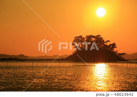 夕焼け 海 島 48023642