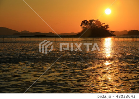 夕焼け 海 島 48023643