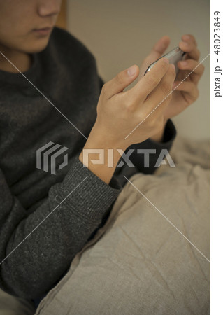 ベッドでスマートフォンを使う男の子 寝不足 中学生 高校生 ボディパーツ パーツカット 顔なし ベッドでスマートフォンを使う男の子 寝不足 中学生 高校生 ボディパーツ パーツカット 顔なし 48023849