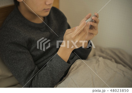 ベッドでスマートフォンを使う男の子 寝不足 中学生 高校生 ボディパーツ パーツカット 顔なし ベッドでスマートフォンを使う男の子 寝不足 中学生 高校生 ボディパーツ パーツカット 顔なし 48023850