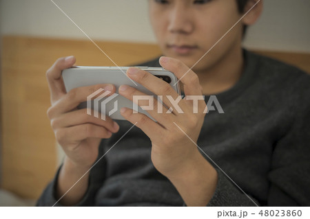 ベッドでスマートフォンを使う男の子 寝不足 中学生 高校生 ボディパーツ パーツカット 顔なし ベッドでスマートフォンを使う男の子 寝不足 中学生 高校生 ボディパーツ パーツカット 顔なし 48023860