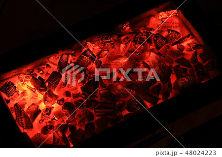 七輪の中の炭_赤、オレンジの炎 七輪の中の炭_赤、オレンジの炎 48024223