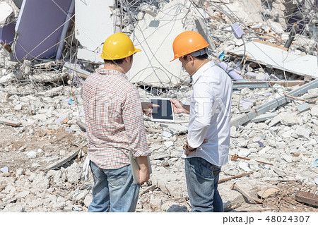 worker operation control demolish old building. worker operation control demolish old building. 48024307