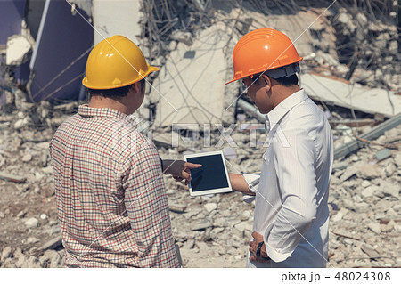 worker operation control demolish old building. worker operation control demolish old building. 48024308