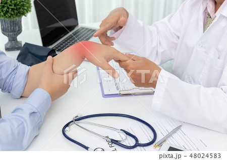 Doctor explain wrist pain symptoms to patient Doctor explain wrist pain symptoms to patient 48024583