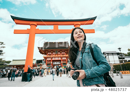 female photographer shooting holding slr camera 48025737