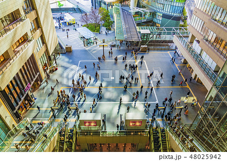 大阪駅　グランフロント前　 48025942