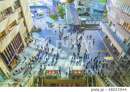 大阪駅　グランフロント前　 48025944