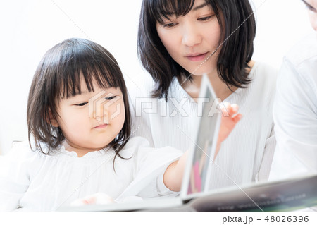 アルバムを見る家族 48026396