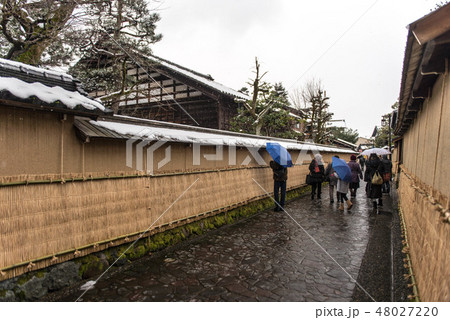 雪景色の長町武家屋敷跡の観光客 48027220
