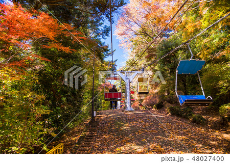 (東京都)紅葉した高尾山にリフトで登る (東京都)紅葉した高尾山にリフトで登る 48027400