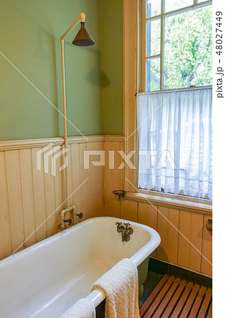 A luxury traditional bathroom 48027449