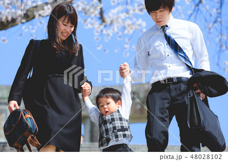 新入園　家族　桜 48028102