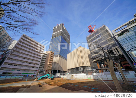 日本の東京都市景観 変貌する池袋・姿を現した「ハレザ池袋」。手前はリニューアル工事中の中池袋公園 日本の東京都市景観 変貌する池袋・姿を現した「ハレザ池袋」。手前はリニューアル工事中の中池袋公園 48029720