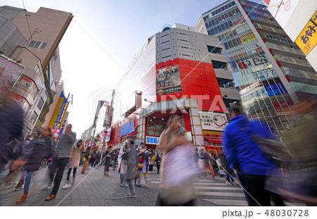 日本の東京都市景観　池袋のサンシャイン６０通り（歩行者天国）などを望む 48030728
