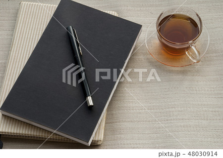 One glass note book and tea pen 48030914