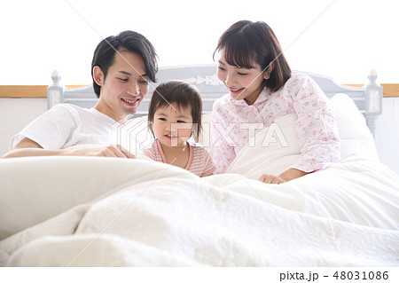 ベッドに入る若い家族 ベッドに入る若い家族 48031086