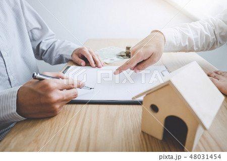 Business Signing and analyzing a contract buy - sell house, insu Business Signing and analyzing a contract buy - sell house, insu 48031454