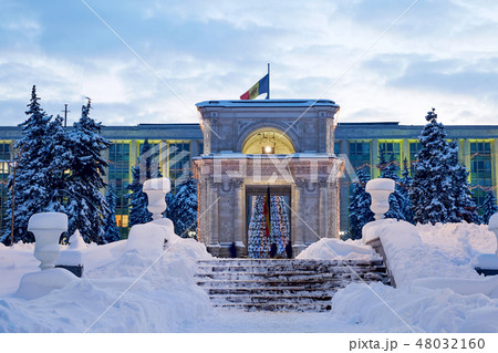 Triumphal arch at night in winter season 48032160