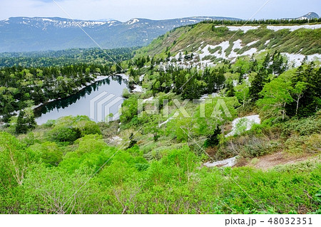 八幡平アスピーテラインの風景 (熊沼と岩手の山並み) 八幡平アスピーテラインの風景 (熊沼と岩手の山並み) 48032351