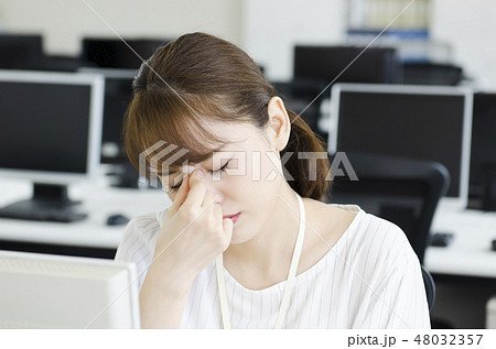 ビジネスウーマン パソコン 眼球疲労 鼻づまり 鼻炎アレルギー 風邪 ビジネスウーマン パソコン 眼球疲労 鼻づまり 鼻炎アレルギー 風邪 48032357