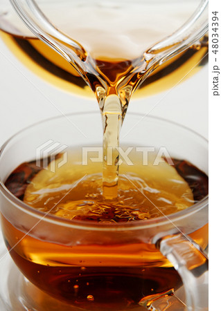 注がれる紅茶 48034394