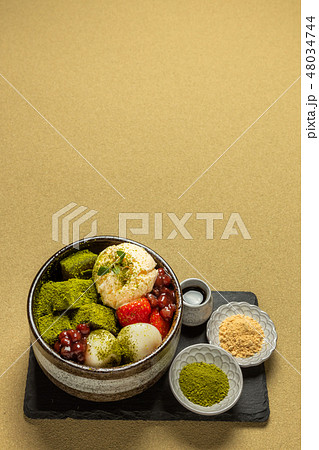 わらびもち traditional Japanese Sweet taste desert 48034744