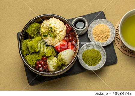 わらびもち traditional Japanese Sweet taste desert 48034748