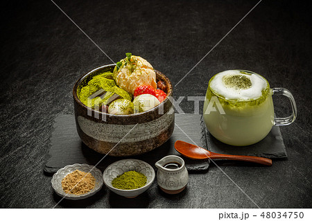 わらびもち traditional Japanese Sweet taste desert わらびもち traditional Japanese Sweet taste desert 48034750