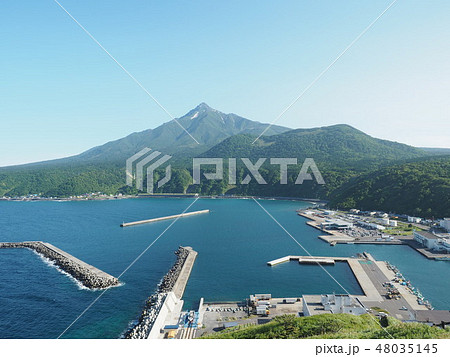 初夏の利尻島鴛泊港 初夏の利尻島鴛泊港 48035145