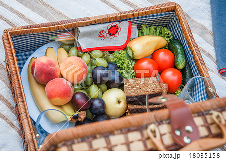 Picnic basket with fruit and bread close up 48035158