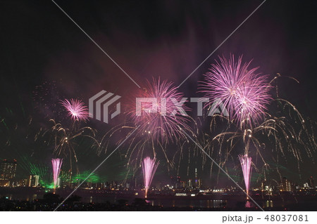 レーザーとコラボする足立の花火（2018年） 48037081