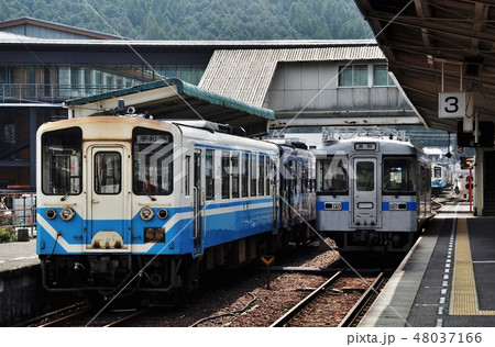 窪川駅に停車中の予土線普通列車(キハ32形) 窪川駅に停車中の予土線普通列車(キハ32形) 48037166