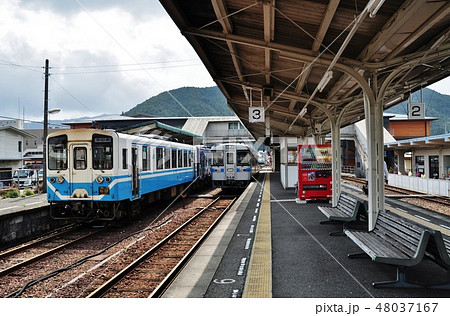 窪川駅に停車中の予土線普通列車（キハ32形） 48037167